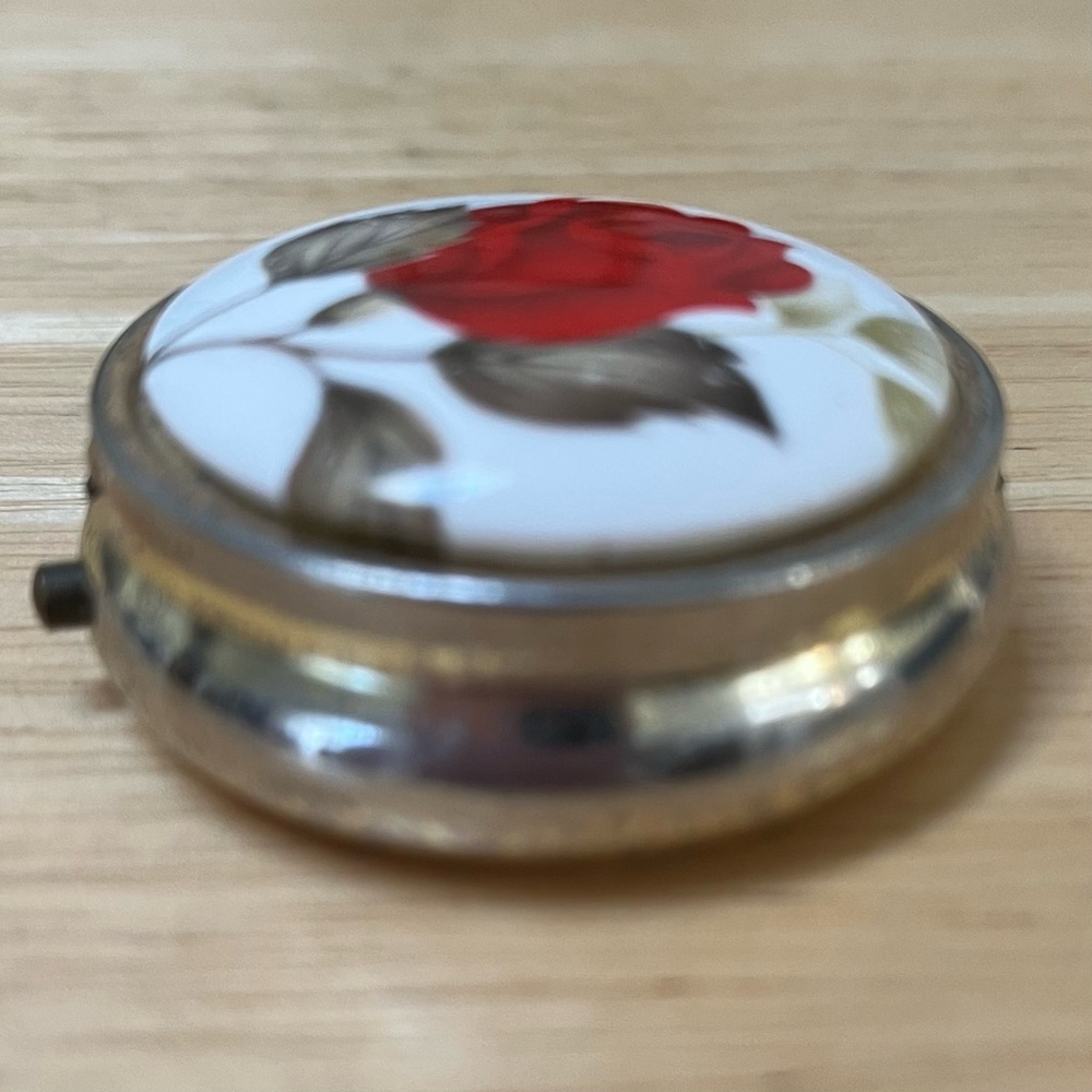 Vintage (?) pill Box Red Rose Flower Divided Made in Japan - Picture 9 of 14
